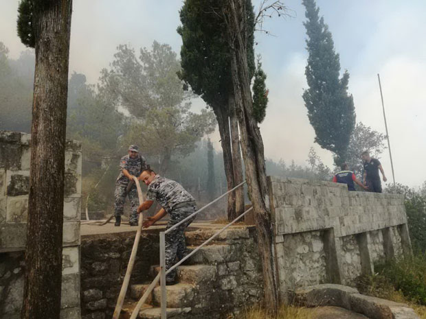 Уместо мантије носио ватрогасно одело